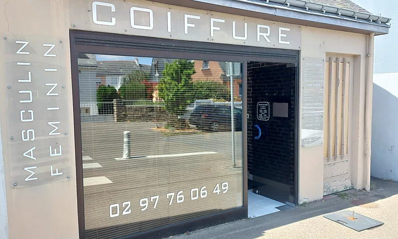 Devanture du salon avec l'enseigne Coiffure Masculin Féminin et le numéro de téléphone.